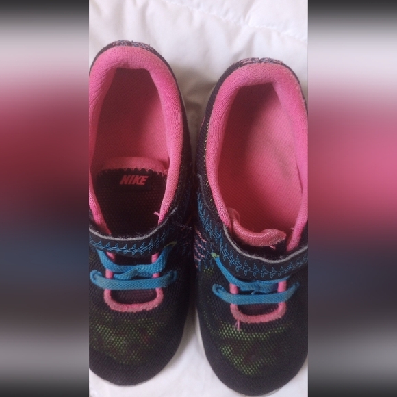 Nike Kids' Black and Pink Sneakers with Blue Accents - Picture 4 of 6